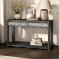 Nowoczesny stolik za sofę w kolorze popielatym z tłoczonymi stalowymi panelami i otwartą półką