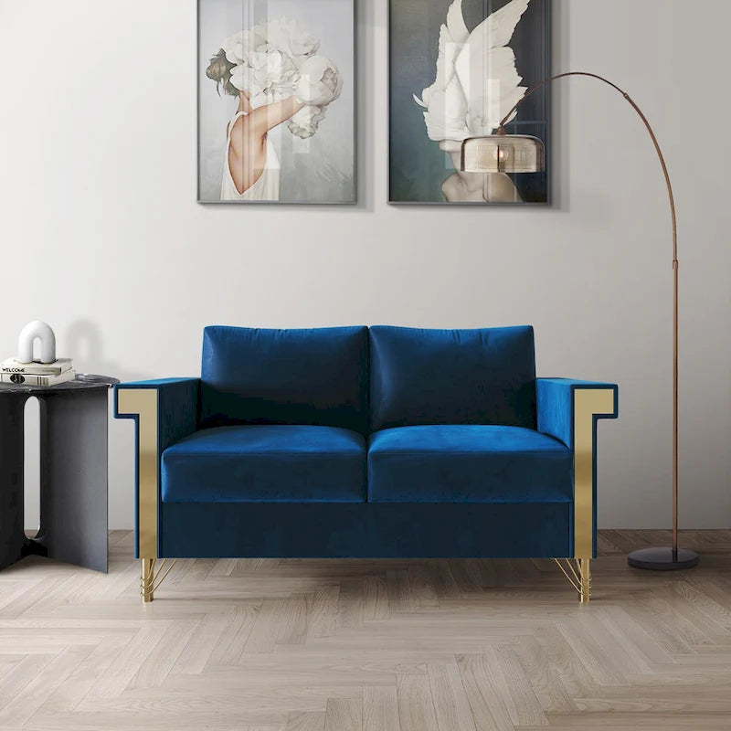 Dwuosobowa sofa tapicerowana aksamitem ze złotymi akrylowymi podłokietnikami i metalowymi nogami