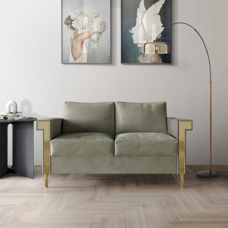 Dwuosobowa sofa tapicerowana aksamitem ze złotymi akrylowymi podłokietnikami i metalowymi nogami