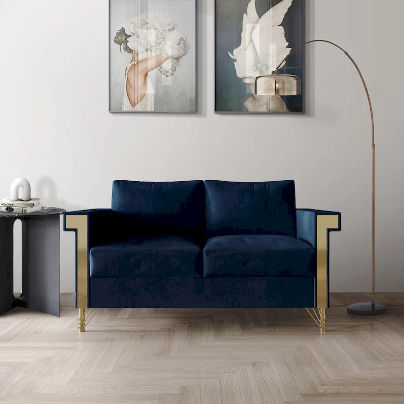 Dwuosobowa sofa tapicerowana aksamitem ze złotymi akrylowymi podłokietnikami i metalowymi nogami