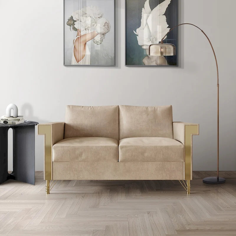 Dwuosobowa sofa tapicerowana aksamitem ze złotymi akrylowymi podłokietnikami i metalowymi nogami
