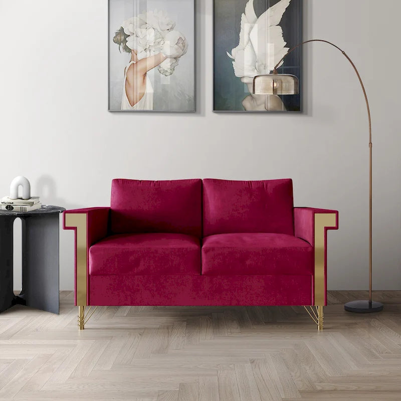 Dwuosobowa sofa tapicerowana aksamitem ze złotymi akrylowymi podłokietnikami i metalowymi nogami