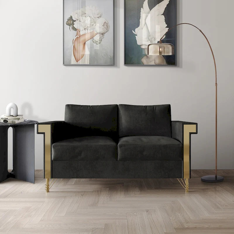 Dwuosobowa sofa tapicerowana aksamitem ze złotymi akrylowymi podłokietnikami i metalowymi nogami