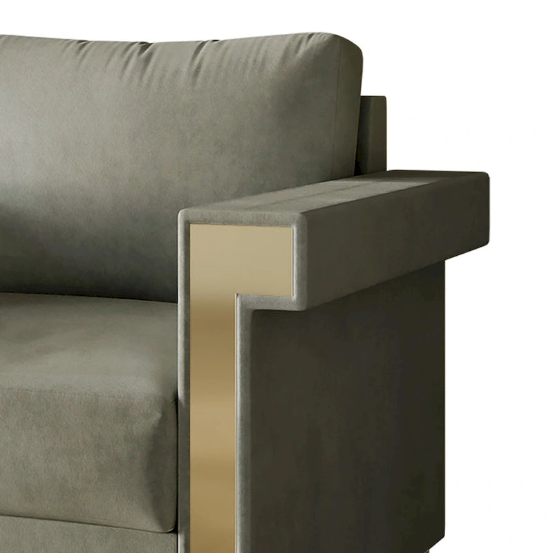 Dwuosobowa sofa tapicerowana aksamitem ze złotymi akrylowymi podłokietnikami i metalowymi nogami