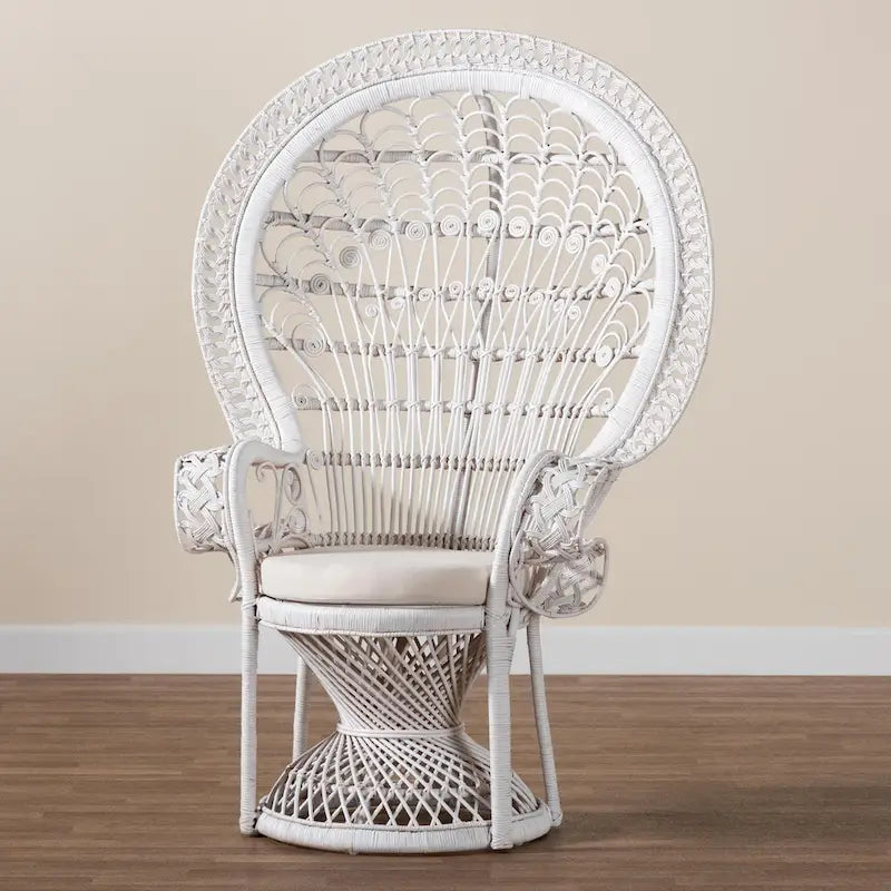 Böhmischer Peacock-Akzentstuhl aus natürlichem Rattan mit Sitzkissen – Weiß