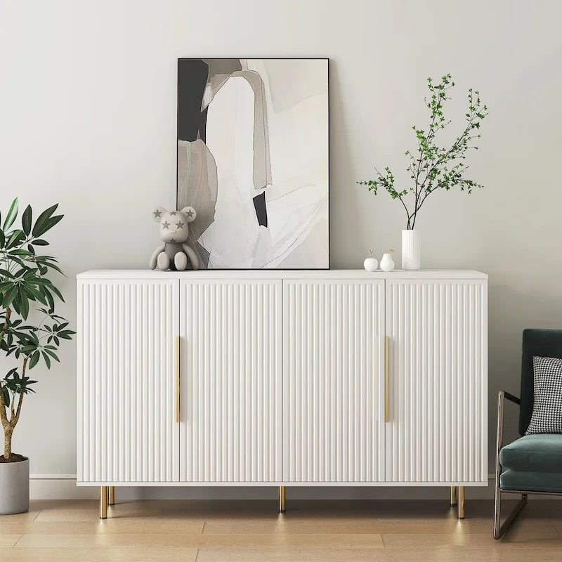 Modernes Sideboard mit Rillenoptik, verstellbaren Einlegeböden und Metallgriffen
