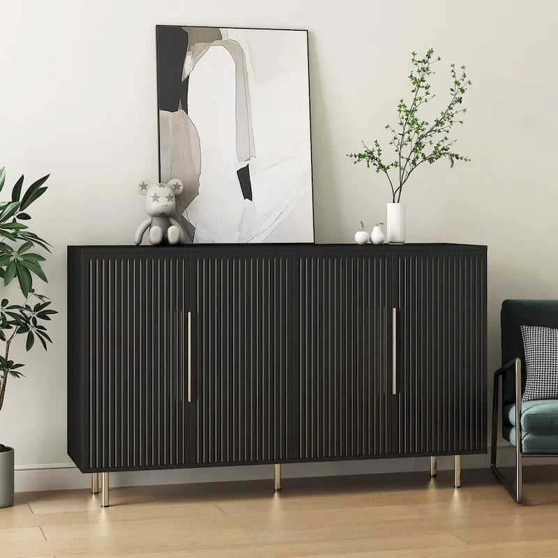 Modernes Sideboard mit Rillenoptik, verstellbaren Einlegeböden und Metallgriffen