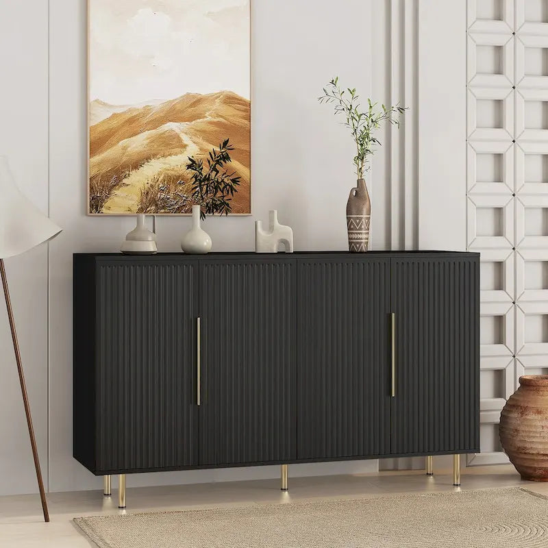 Modernes Sideboard mit Rillenoptik, verstellbaren Einlegeböden und Metallgriffen
