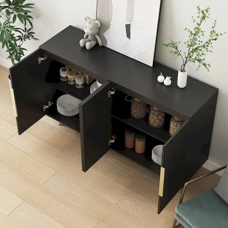 Modernes Sideboard mit Rillenoptik, verstellbaren Einlegeböden und Metallgriffen