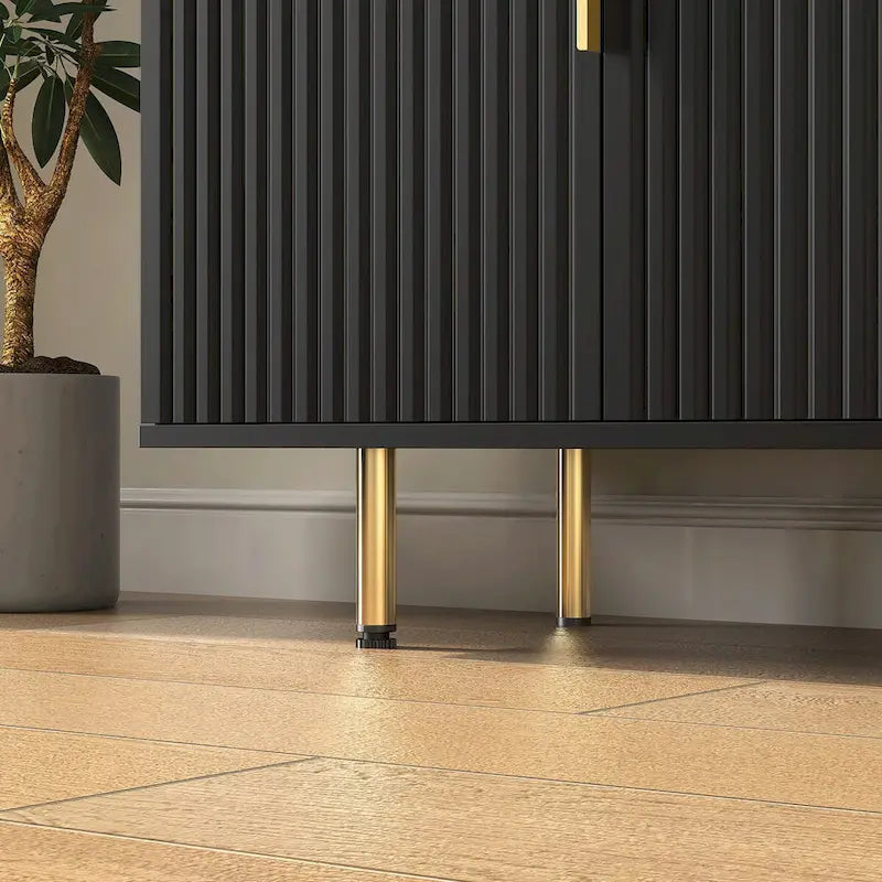 Modernes Sideboard mit Rillenoptik, verstellbaren Einlegeböden und Metallgriffen