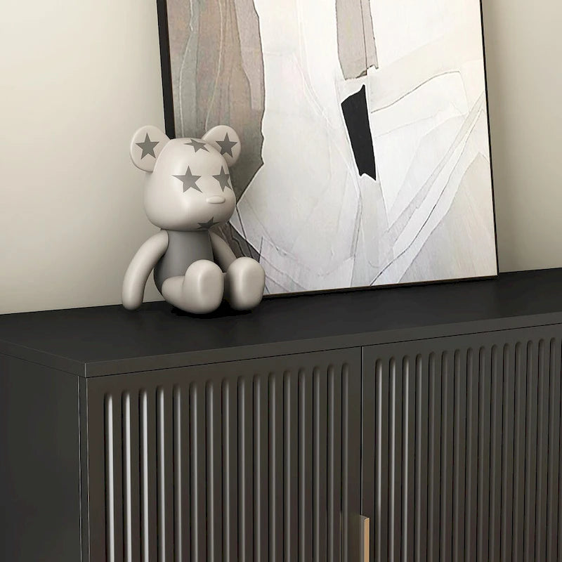 Modernes Sideboard mit Rillenoptik, verstellbaren Einlegeböden und Metallgriffen