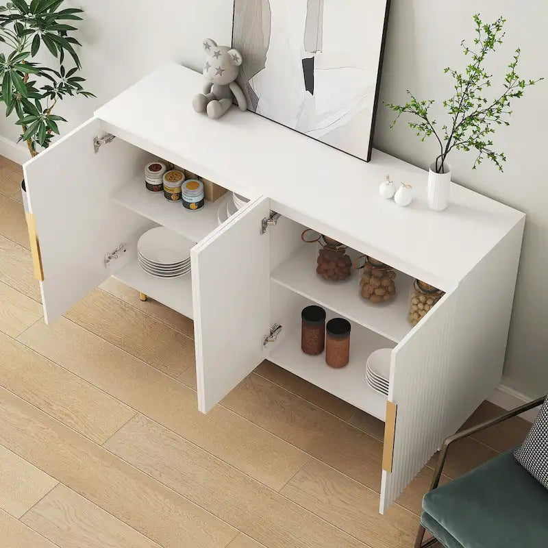 Modernes Sideboard mit Rillenoptik, verstellbaren Einlegeböden und Metallgriffen