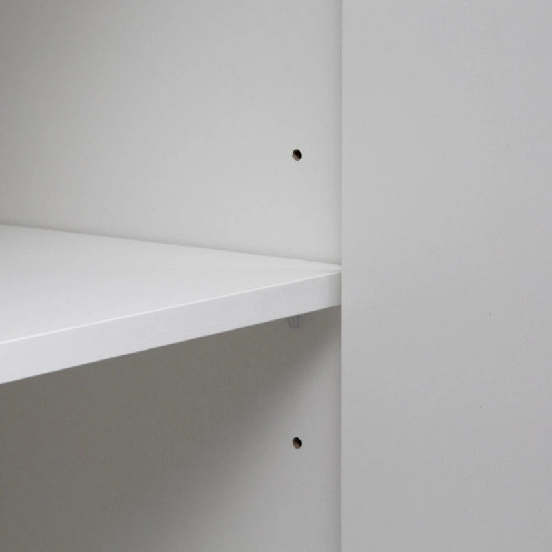 Modernes Sideboard mit Rillenoptik, verstellbaren Einlegeböden und Metallgriffen