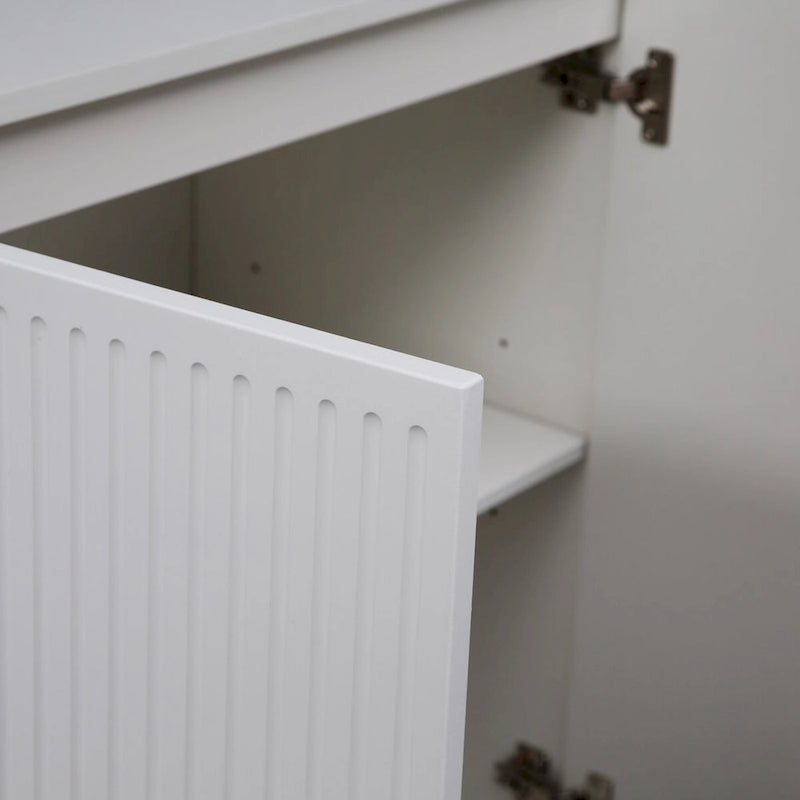 Modernes Sideboard mit Rillenoptik, verstellbaren Einlegeböden und Metallgriffen