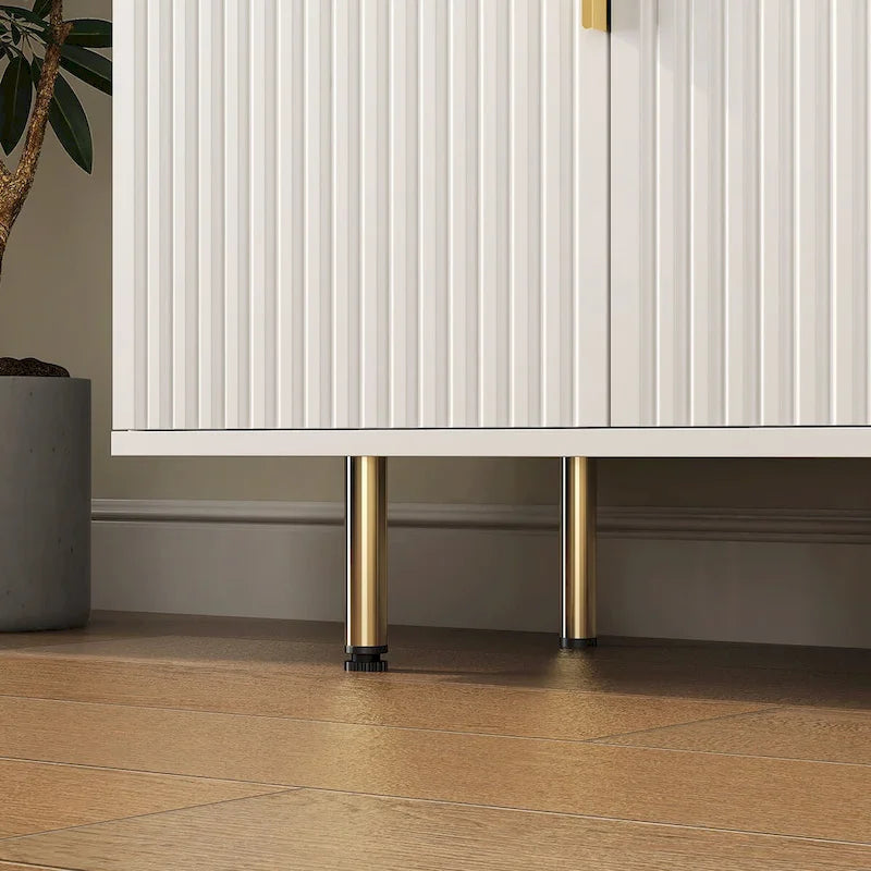 Modernes Sideboard mit Rillenoptik, verstellbaren Einlegeböden und Metallgriffen