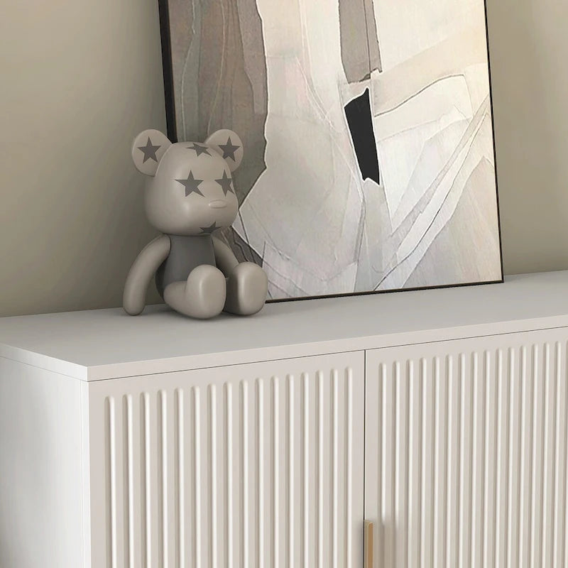 Modernes Sideboard mit Rillenoptik, verstellbaren Einlegeböden und Metallgriffen